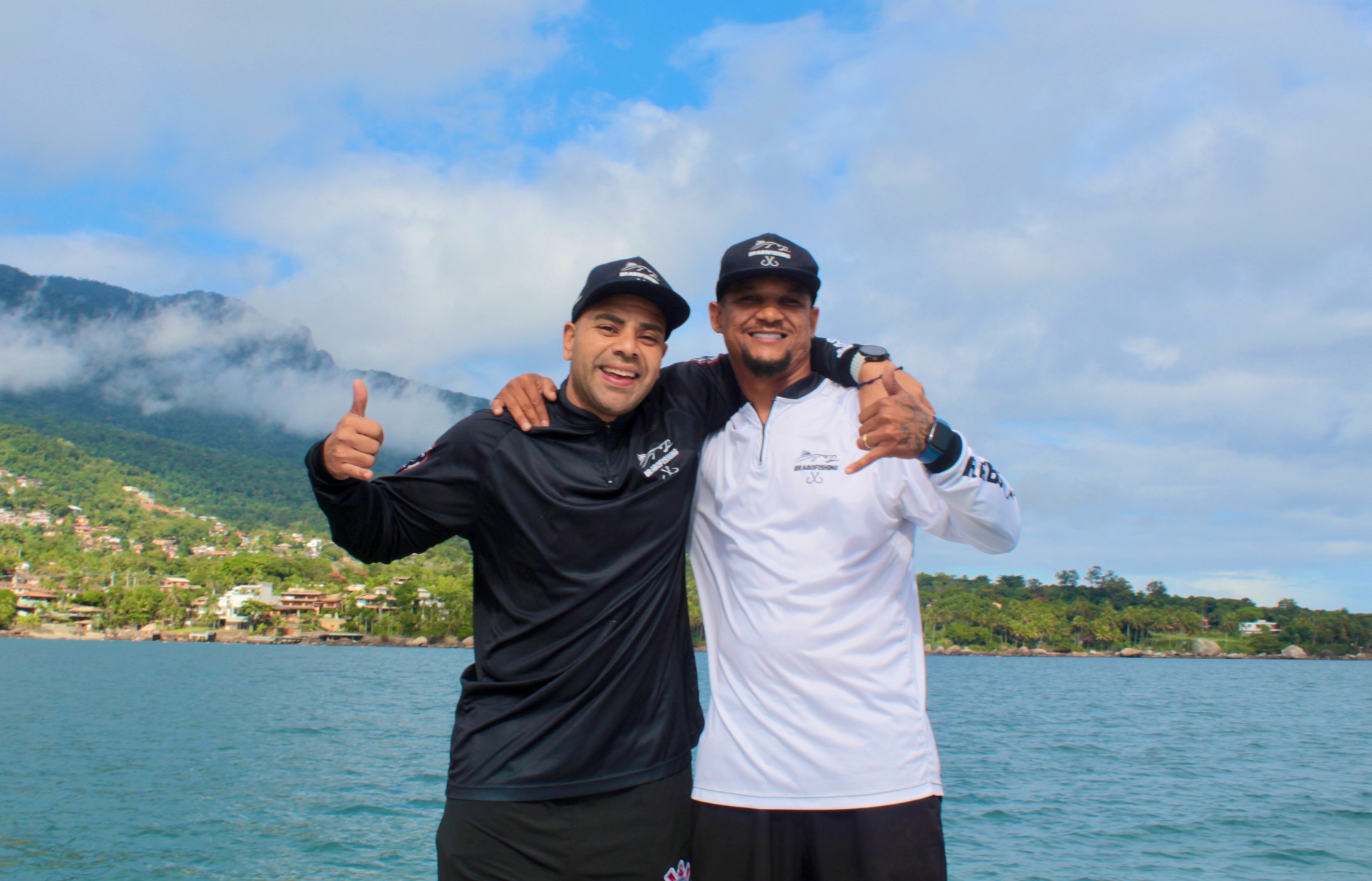 Caio e Willian, fundadores da Brabo's Fishing, no mar de Ilhabela